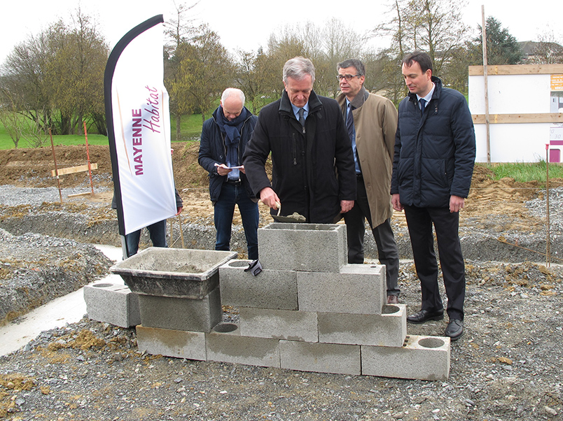 Pose de la 1ere pierre des logements Mayenne Habitat à St Berthevin - Mars 2017