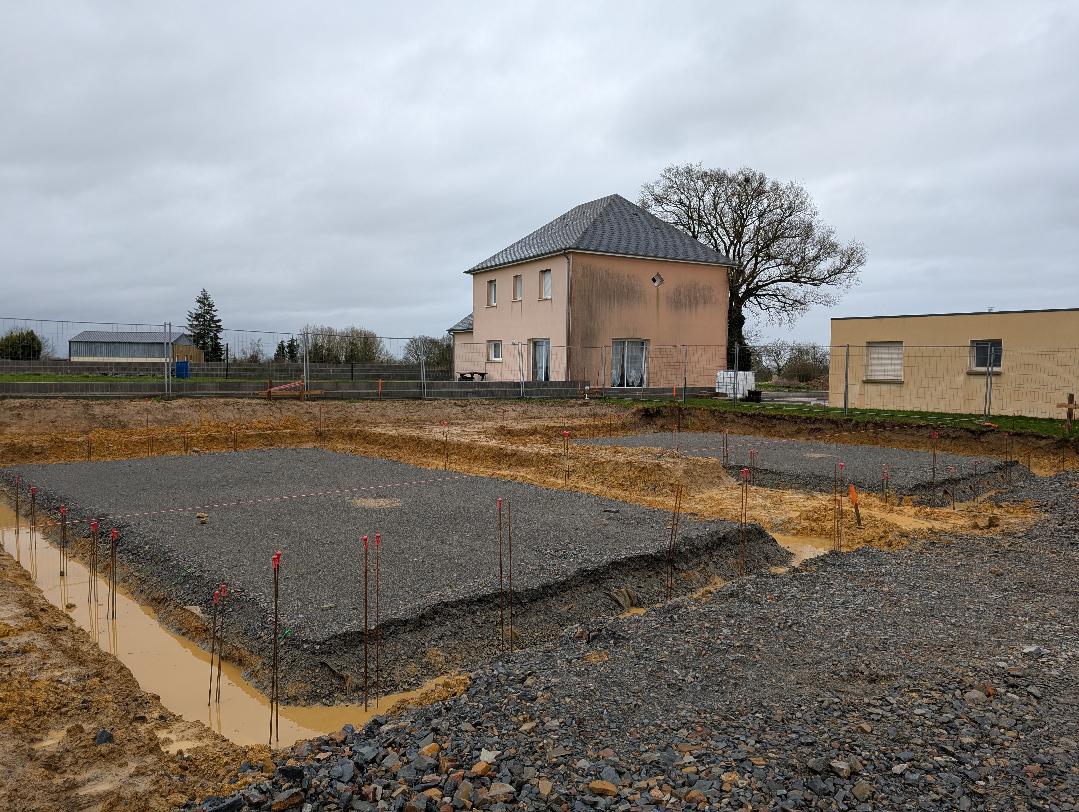 1ère pierre Saint Quentin les Anges 2