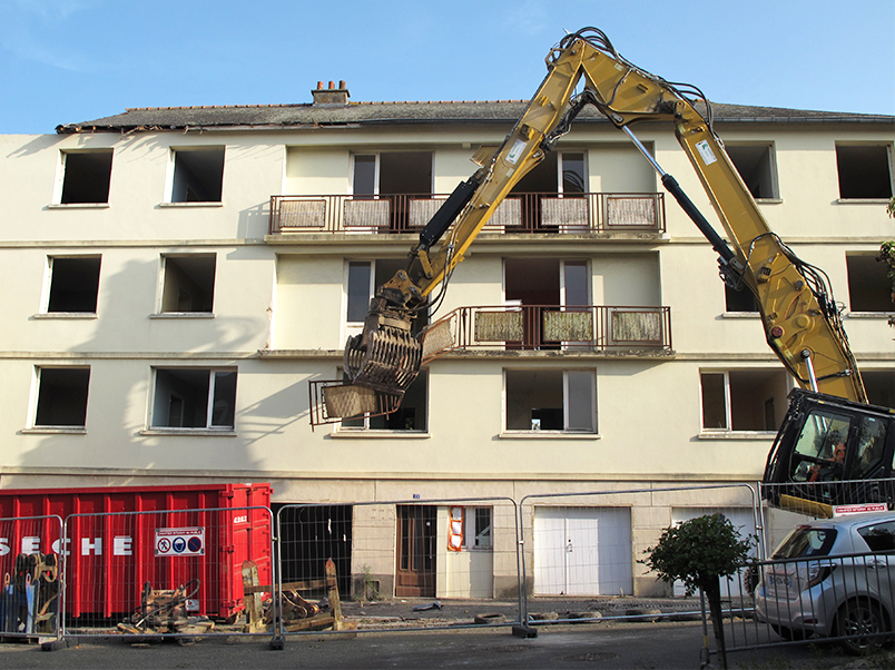 Déconstruction Ernée par Mayenne Habitat - aout 2017 - 00