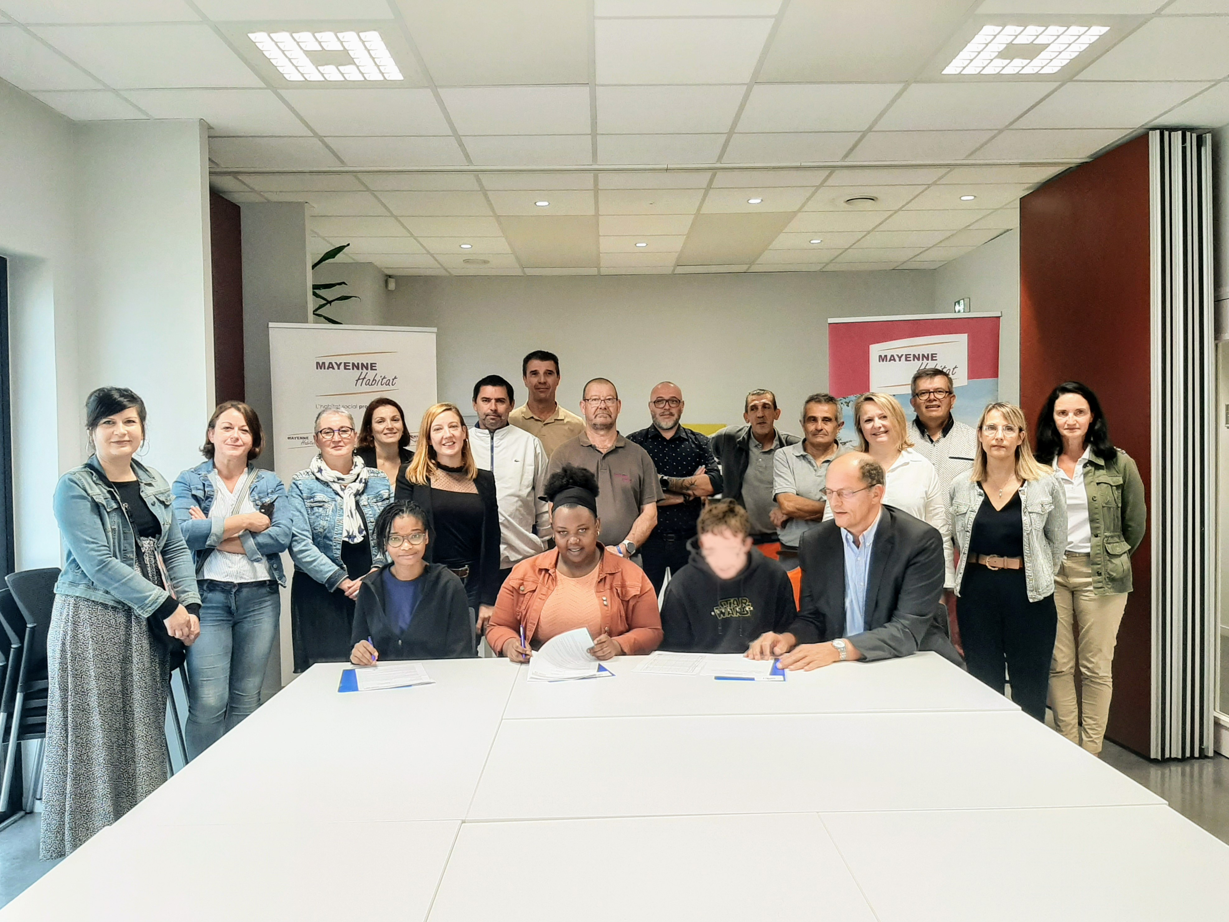 Photo signature des contrats jeunes