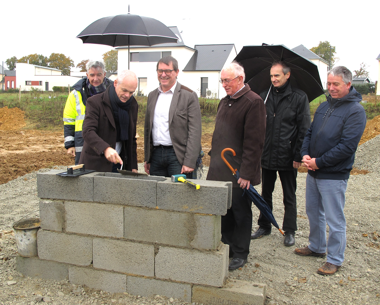 Pose de 1ere pierre construction Mayenne Habitat à Azé Lotissement de la Mitraie II