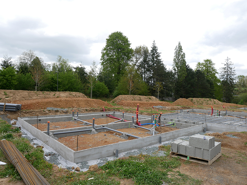 pose_1ere_pierre_ERNEE_05-05-2021_chantier