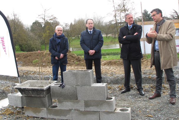 Pose de 1ere pierre logements Mayenne Habitat à St Berthevin - 9 mars 2017