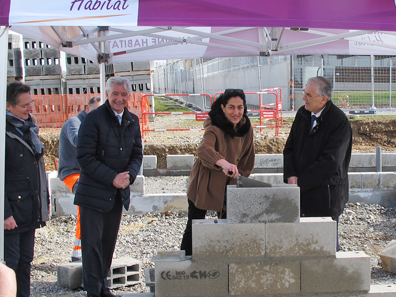 Pose de 1ere pierre construction Mayenne habitat à Ambrières les vallées