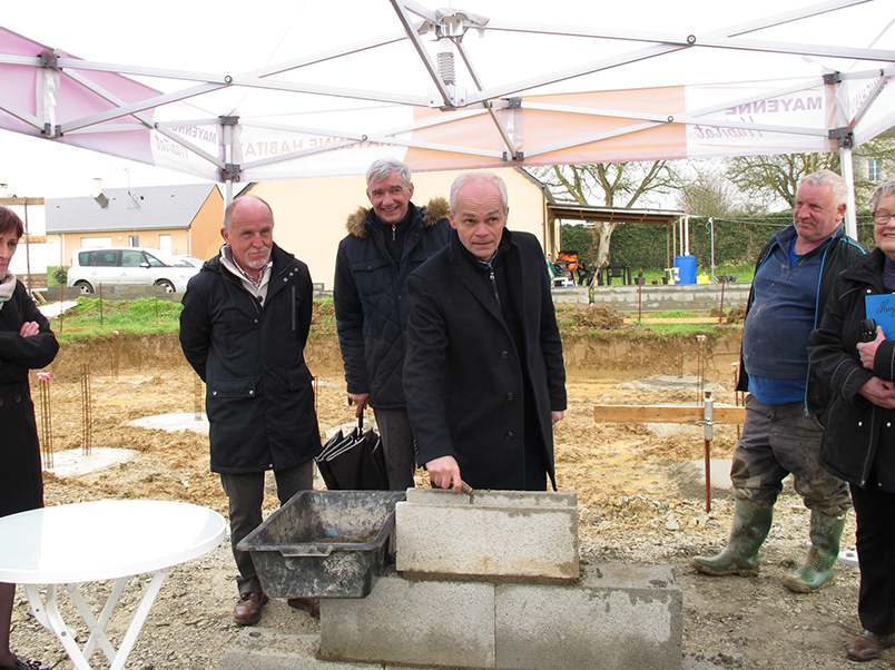 Pose de 1ere pierre par Mayenne Habitat à St Brice - mars 2018