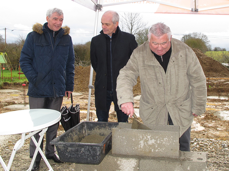 Pose de 1ere pierre par Mayenne Habitat à St Loup du Dorat - mars 2018